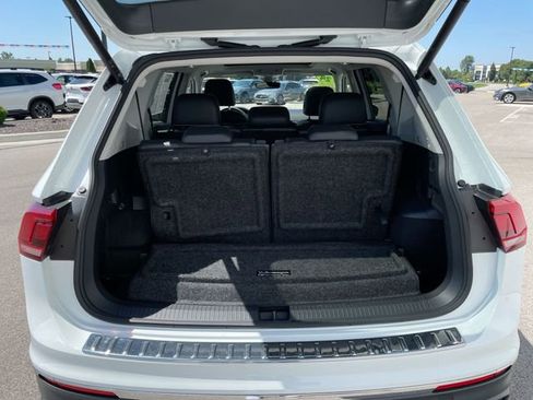 Used 2024 Volkswagen Tiguan SE w/ Panoramic Sunroof Package FWD image 17