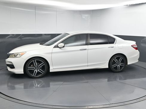Used 2017 Honda Accord Sport image 5