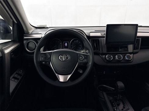 Used 2018 Toyota RAV4 LE FWD image 30
