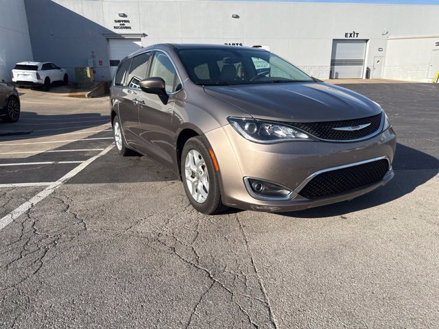 Used 2017 Chrysler Pacifica Touring Plus w/ Tire & Wheel Group FWD image 11