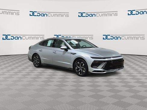 Used 2024 Hyundai Sonata SEL FWD image 2