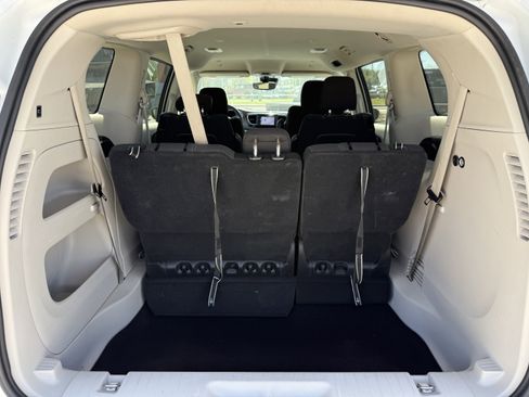 Used 2023 Chrysler Voyager LX image 31