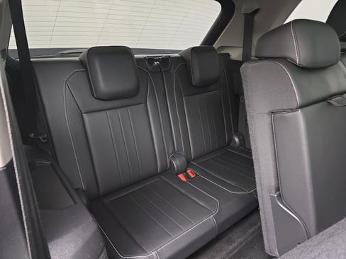 Used 2022 Volkswagen Tiguan SE w/ Panoramic Sunroof Package image 37