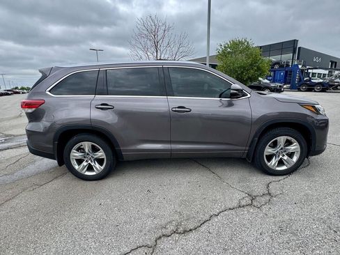 Used 2019 Toyota Highlander Limited w/ Carpet Mat Package (TMS) AWD/4WD image 6