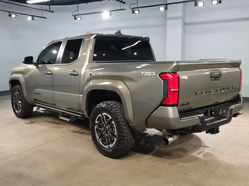 Used 2025 Toyota Tacoma TRD Sport AWD/4WD image 5