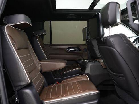 Used 2025 GMC Yukon XL Denali Ultimate AWD/4WD image 13