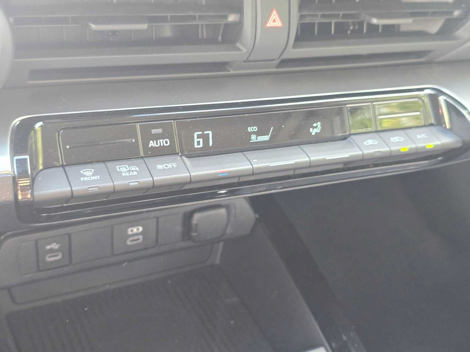 Certified 2025 Toyota Prius LE FWD image 28