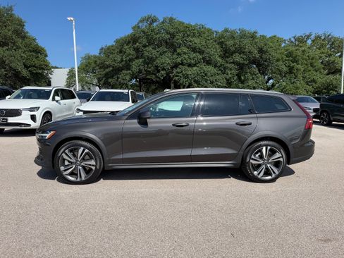 Certified 2025 Volvo V60 B5 Cross Country Plus AWD/4WD image 3