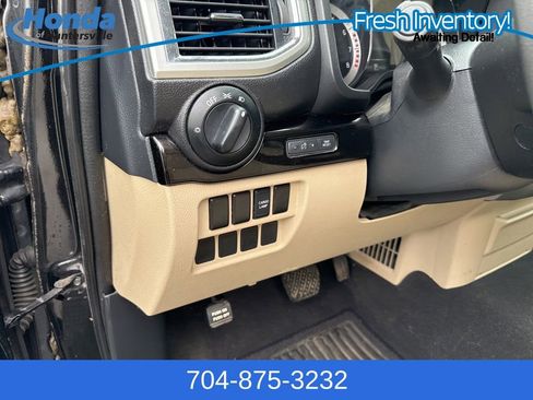 Used 2017 Nissan Titan SV image 16