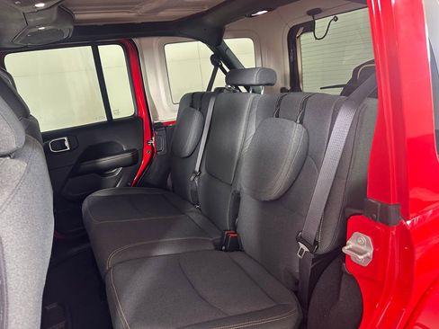 Used 2025 Jeep Wrangler Unlimited Sahara w/ Safety Group AWD/4WD image 20