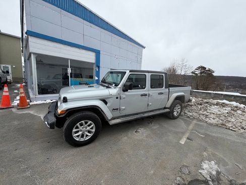 Used 2023 Jeep Gladiator Sport image 2