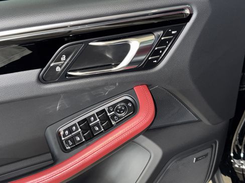 Used 2025 Porsche Macan AWD/4WD image 19