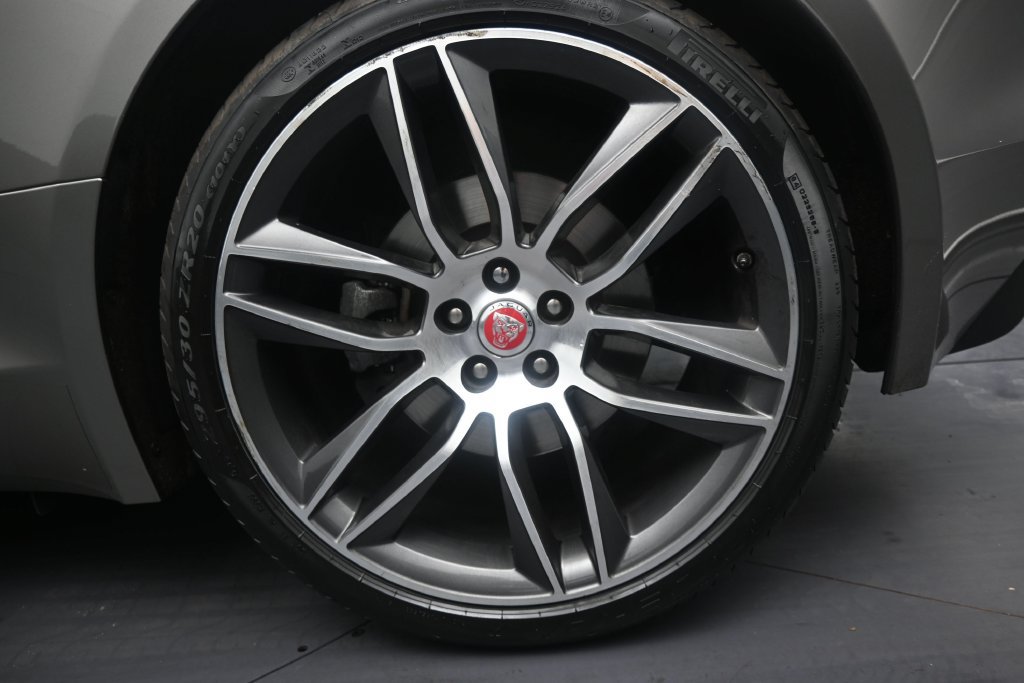 Used 2021 Jaguar F-TYPE Convertible RWD image 9