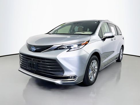 Used 2021 Toyota Sienna Platinum image 10