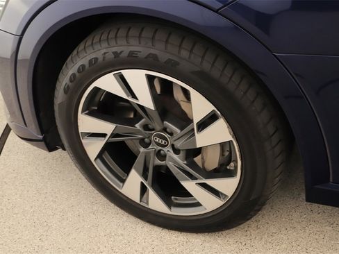 Certified 2022 Audi e-tron Premium image 32