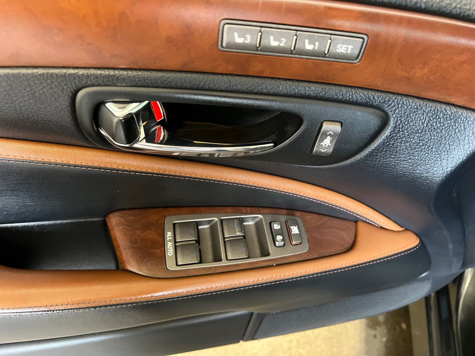 Used 2011 Lexus LS 460 w/ Sport Pkg RWD image 11