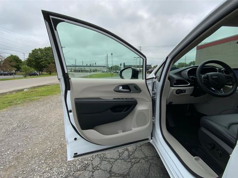 Used 2024 Chrysler Pacifica Touring-L FWD image 20