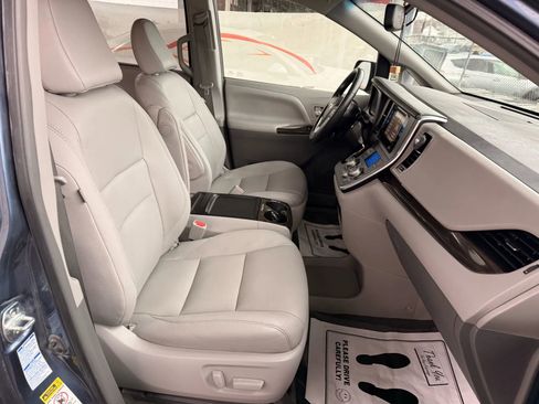 Used 2015 Toyota Sienna XLE image 22