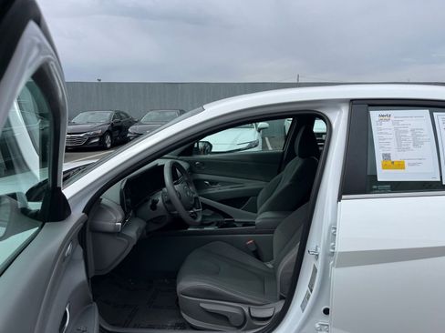 Used 2025 Hyundai Elantra SEL FWD image 27