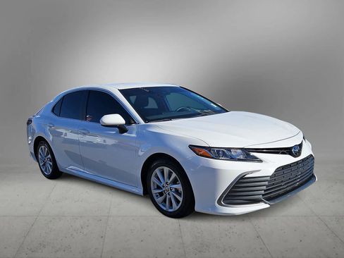 Used 2023 Toyota Camry LE image 2