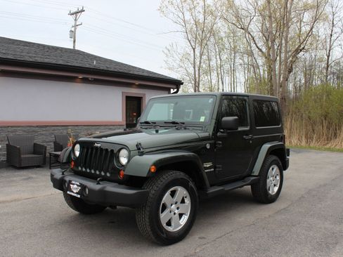 Used 2011 Jeep Wrangler Sahara w/ Connectivity Group AWD/4WD image 11