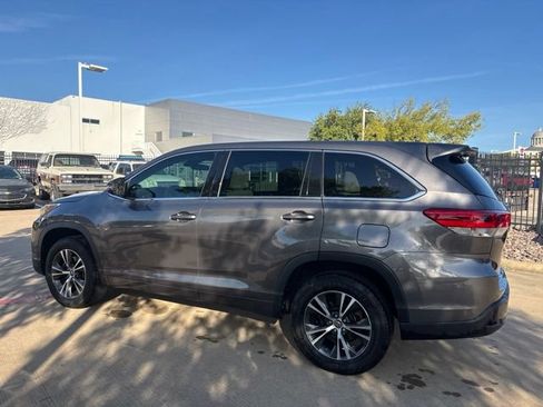 Used 2017 Toyota Highlander LE FWD image 8