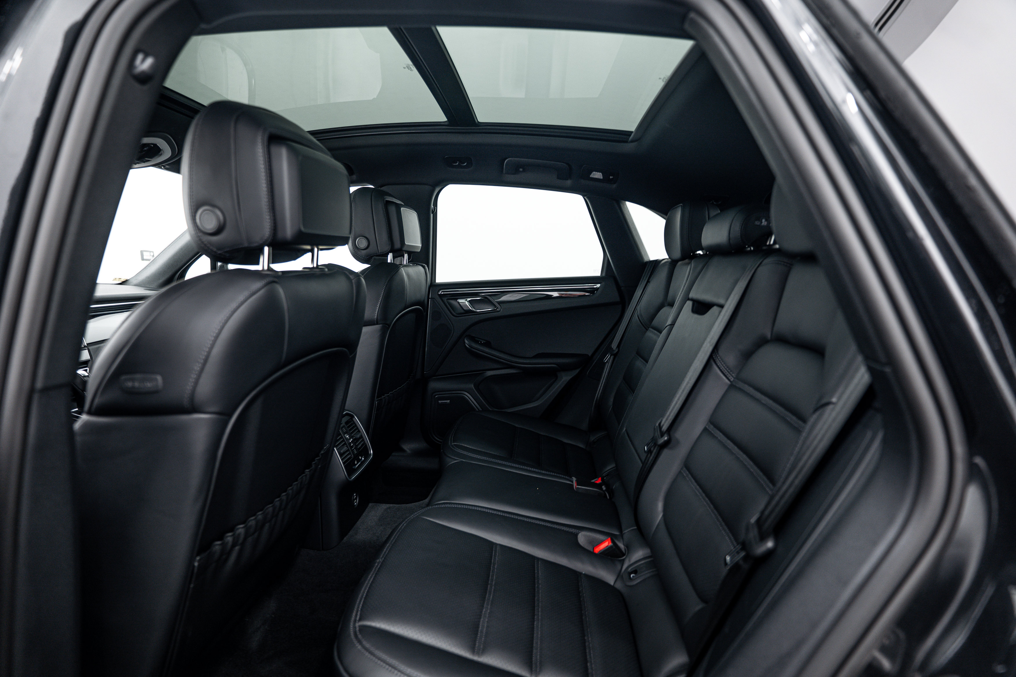Certified 2026 Porsche Macan AWD/4WD image 23