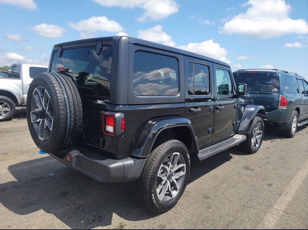 Used 2024 Jeep Wrangler Unlimited w/ Convenience Group AWD/4WD image 9