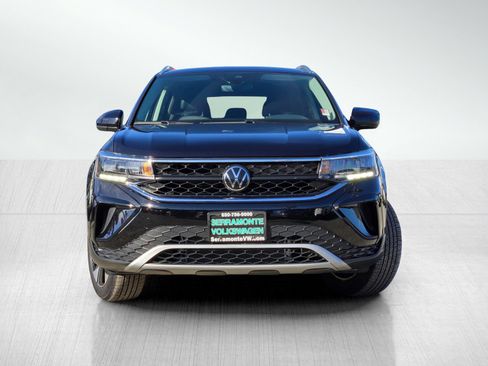 Used 2024 Volkswagen Taos SE image 2