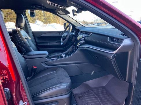 Used 2024 Jeep Grand Cherokee Altitude image 14