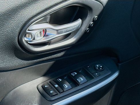 Used 2019 Jeep Cherokee Limited AWD/4WD image 10