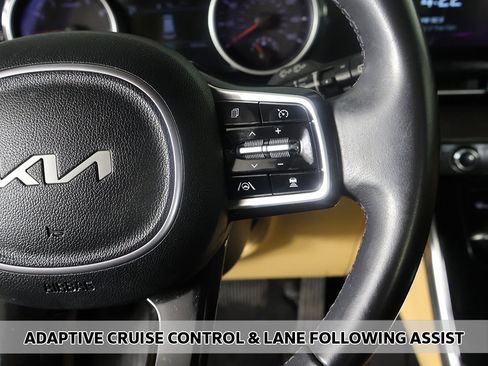 Used 2023 Kia Carnival EX image 4