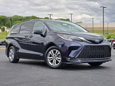 Used 2021 Toyota Sienna XSE w/ XSE Plus Package AWD/4WD image 2