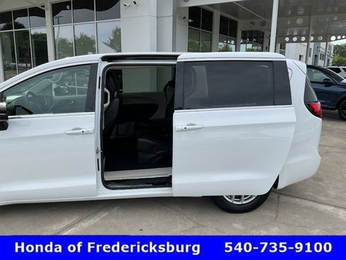 Used 2024 Chrysler Pacifica Touring-L FWD image 16