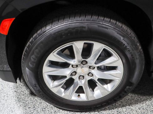 Used 2021 Chevrolet Suburban Premier w/ Premium Package image 11