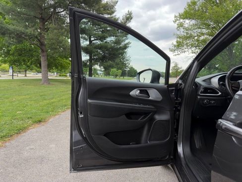 Used 2020 Chrysler Pacifica Touring w/ S Appearance Package FWD image 28