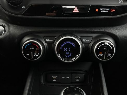 Used 2025 Hyundai Venue SEL image 27