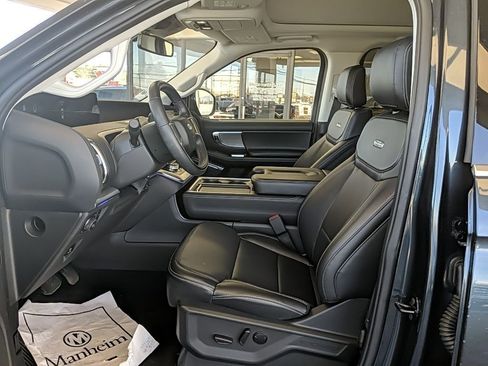 Used 2025 Ford Expedition Platinum image 14