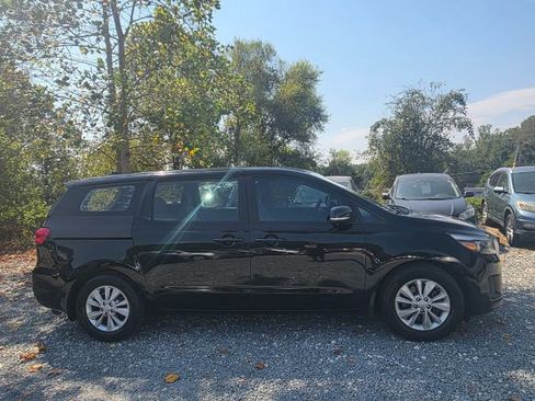 Used 2016 Kia Sedona L image 4