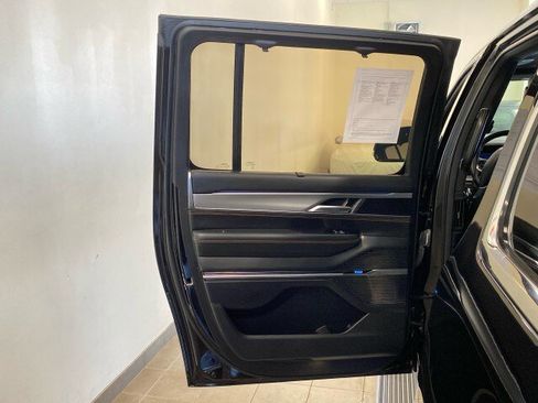 Used 2023 Jeep Grand Wagoneer L Series III AWD/4WD image 10