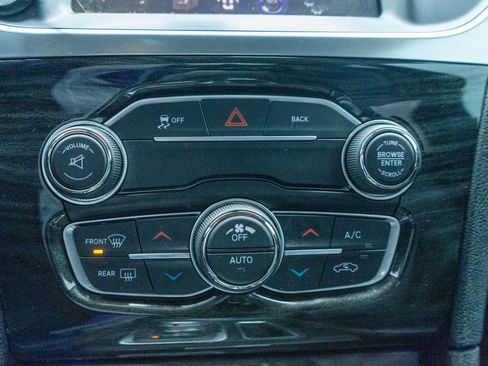 Used 2016 Chrysler 300 Limited image 19