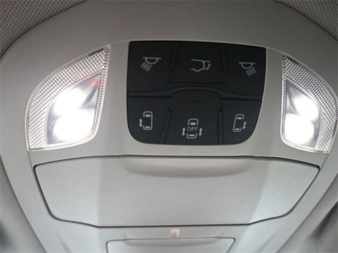 Used 2024 Chrysler Pacifica Touring-L image 18