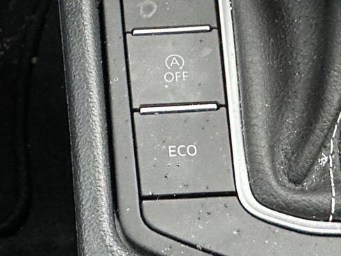 Certified 2025 Volkswagen Jetta SE image 33