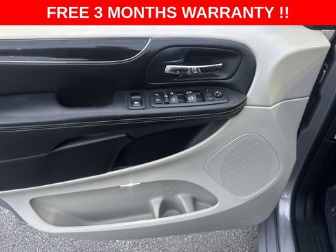 Used 2019 Dodge Grand Caravan SXT FWD image 12