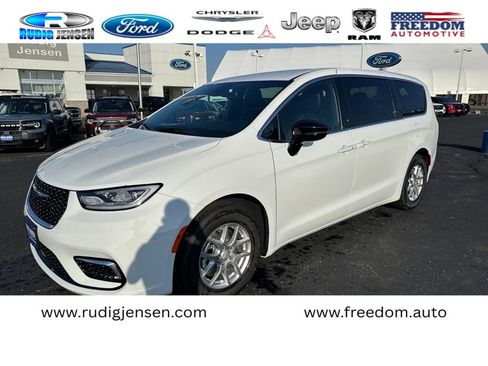 New 2026 Chrysler Pacifica Select image 1