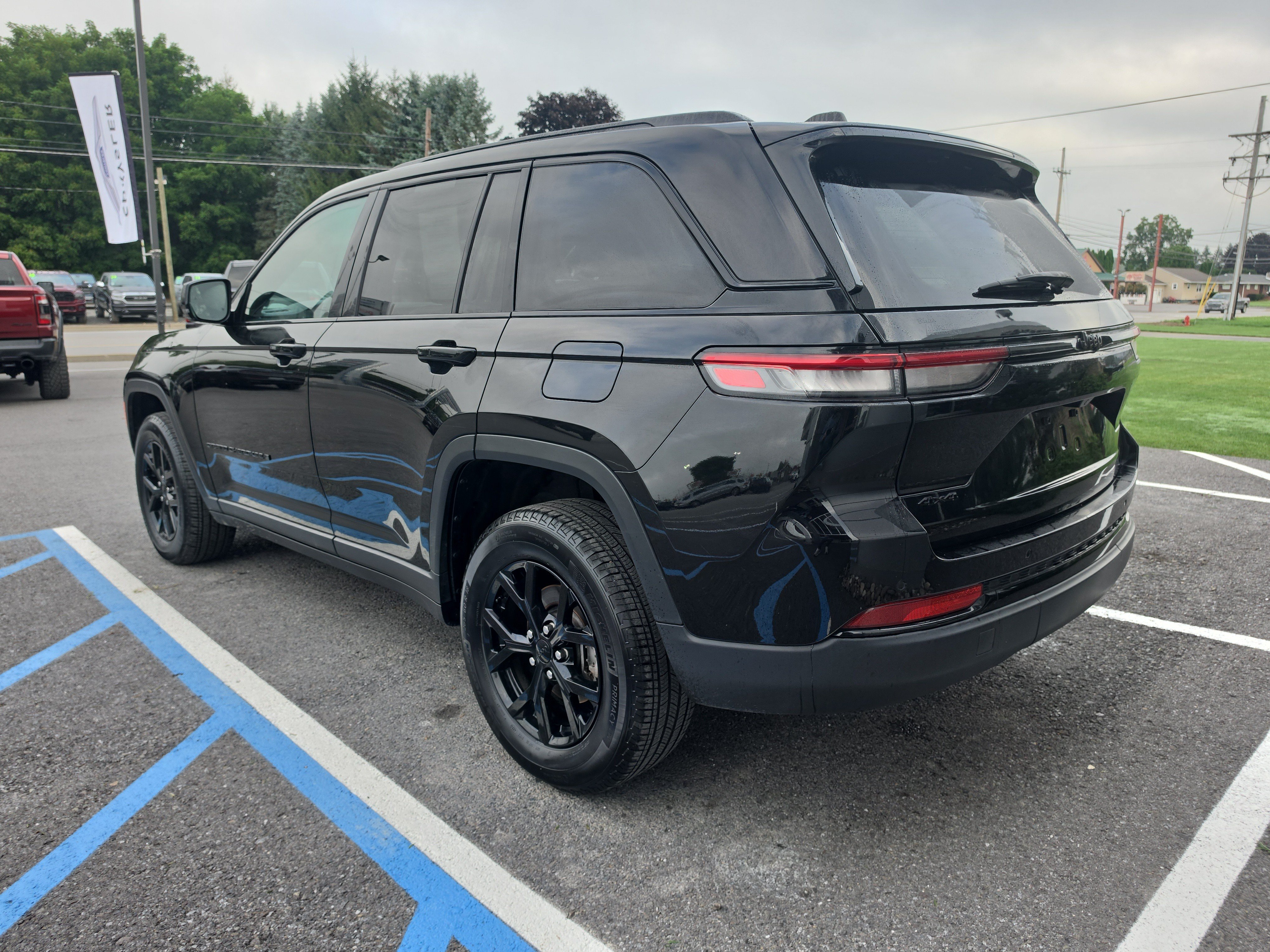 Used 2025 Jeep Grand Cherokee Altitude AWD/4WD image 6