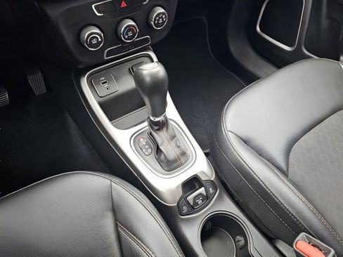 Used 2018 Jeep Compass Latitude image 30