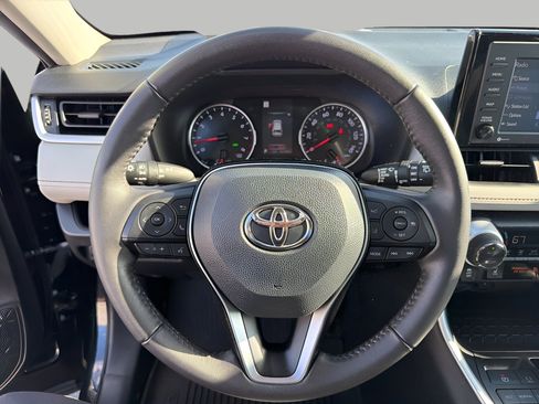 Used 2021 Toyota RAV4 XLE w/ Convenience Package image 12