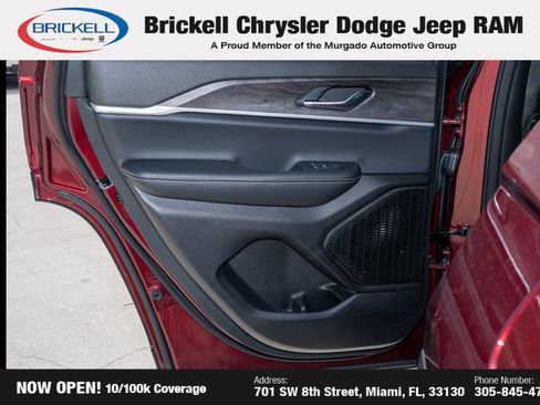 Used 2025 Jeep Grand Cherokee Limited image 12