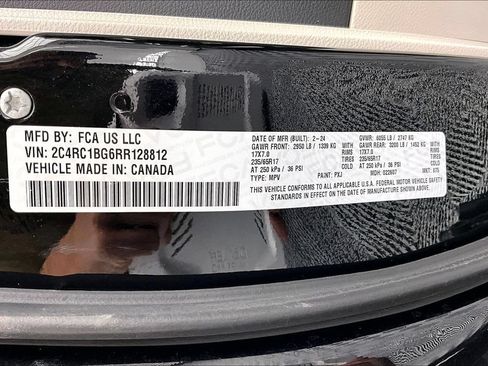 Used 2024 Chrysler Pacifica Touring-L FWD image 36